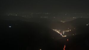 Dieses Bild zeigt eine Webcam-Aufnahme vom Achertal, aufgenommen am Freitag, den 28.11.2025 um 20:00 Uhr. Die Temperatur betrug 3.2°C.