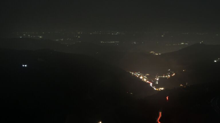 Dieses Bild zeigt eine Webcam-Aufnahme vom Achertal, aufgenommen am Freitag, den 28.11.2025 um 20:00 Uhr. Die Temperatur betrug 3.2°C.