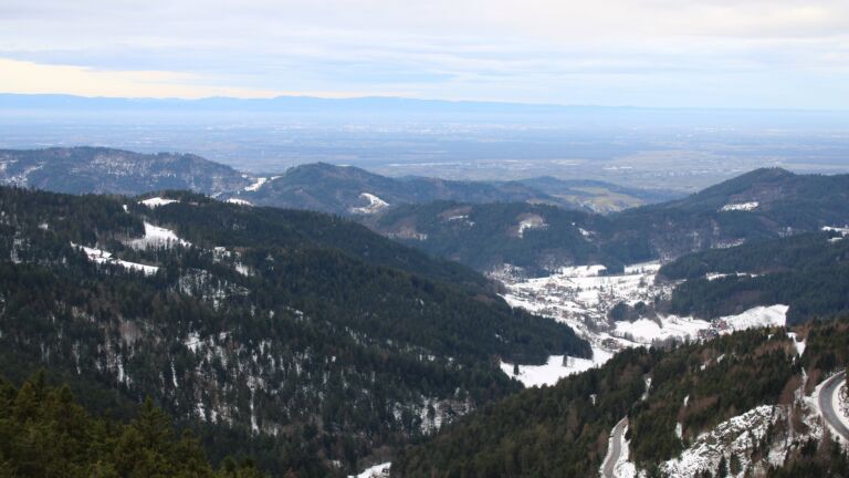 Dieses Bild zeigt eine Webcam-Aufnahme vom Achertal, aufgenommen am Dienstag, den 13.01.2026 um 10:20 Uhr. Die Temperatur betrug 5.6°C.