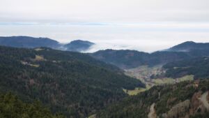 Dieses Bild zeigt eine Webcam-Aufnahme vom Achertal, aufgenommen am Donnerstag, den 04.12.2025 um 11:30 Uhr. Die Temperatur betrug 2.2°C.