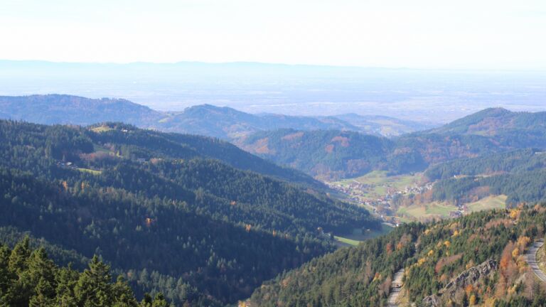 Dieses Bild zeigt eine Webcam-Aufnahme vom Achertal, aufgenommen am Dienstag, den 04.11.2025 um 13:00 Uhr. Die Temperatur betrug 12.4°C.