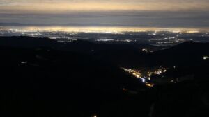 Dieses Bild zeigt eine Webcam-Aufnahme vom Achertal, aufgenommen am Samstag, den 29.11.2025 um 23:00 Uhr. Die Temperatur betrug 7.1°C.