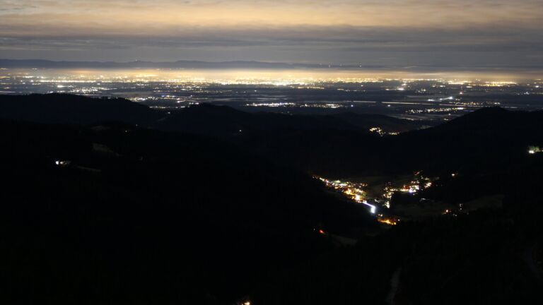 Dieses Bild zeigt eine Webcam-Aufnahme vom Achertal, aufgenommen am Samstag, den 29.11.2025 um 23:00 Uhr. Die Temperatur betrug 7.1°C.