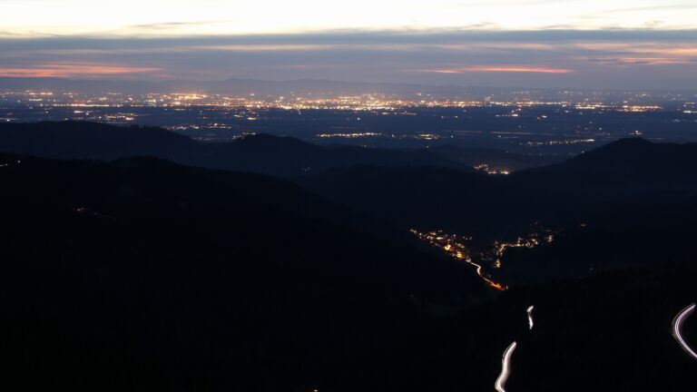 Dieses Bild zeigt eine Webcam-Aufnahme vom Achertal, aufgenommen am Donnerstag, den 09.04.2026 um 21:00 Uhr. Die Temperatur betrug 13.1°C.