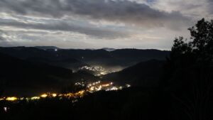 Dieses Bild zeigt eine Webcam-Aufnahme vom Achertal, aufgenommen am Dienstag, den 25.08.2026 um 23:00 Uhr. Die Temperatur betrug 16.5°C.
