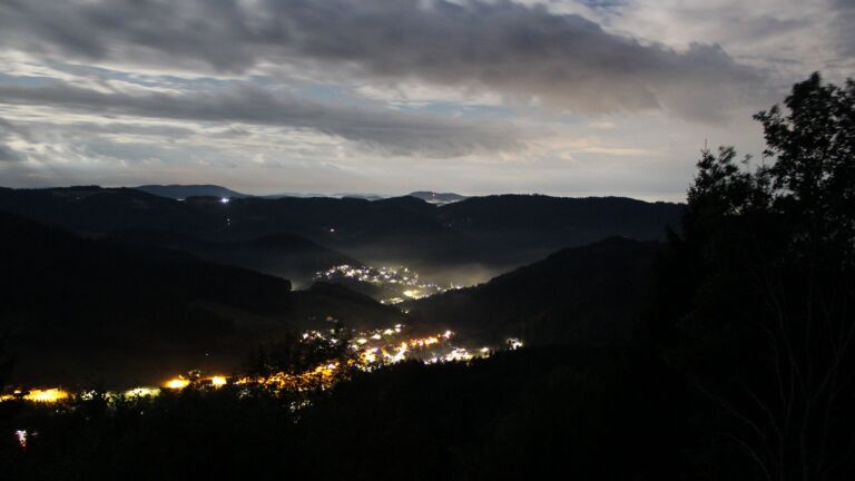 Dieses Bild zeigt eine Webcam-Aufnahme vom Achertal, aufgenommen am Dienstag, den 25.08.2026 um 23:00 Uhr. Die Temperatur betrug 16.5°C.