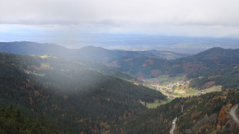 Dieses Bild zeigt eine Webcam-Aufnahme vom Achertal, aufgenommen am Dienstag, den 28.10.2025 um 12:40 Uhr. Die Temperatur betrug 5.6°C.