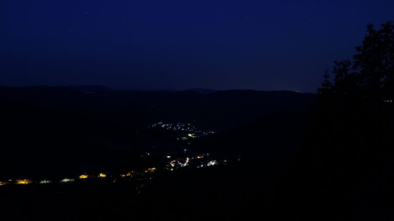 Dieses Bild zeigt eine Webcam-Aufnahme vom Achertal, aufgenommen am Montag, den 22.06.2026 um 04:00 Uhr. Die Temperatur betrug 25°C.