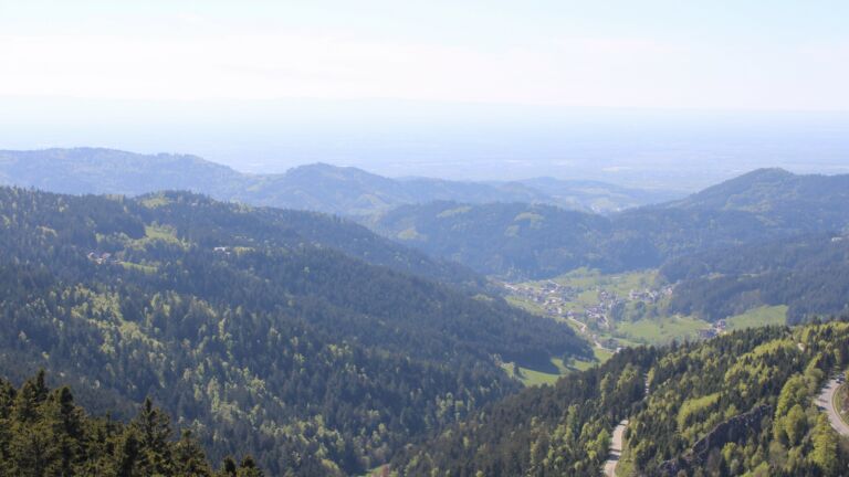 Dieses Bild zeigt eine Webcam-Aufnahme vom Achertal, aufgenommen am Sonntag, den 26.04.2026 um 16:20 Uhr. Die Temperatur betrug 14.9°C.