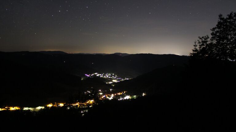 Dieses Bild zeigt eine Webcam-Aufnahme vom Achertal, aufgenommen am Donnerstag, den 18.06.2026 um 02:00 Uhr. Die Temperatur betrug 21.6°C.