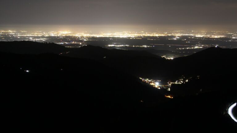 Dieses Bild zeigt eine Webcam-Aufnahme vom Achertal, aufgenommen am Dienstag, den 11.11.2025 um 20:30 Uhr. Die Temperatur betrug 7.6°C.