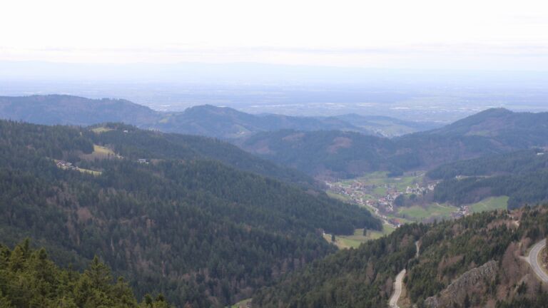 Dieses Bild zeigt eine Webcam-Aufnahme vom Achertal, aufgenommen am Freitag, den 13.03.2026 um 15:10 Uhr. Die Temperatur betrug 8.4°C.