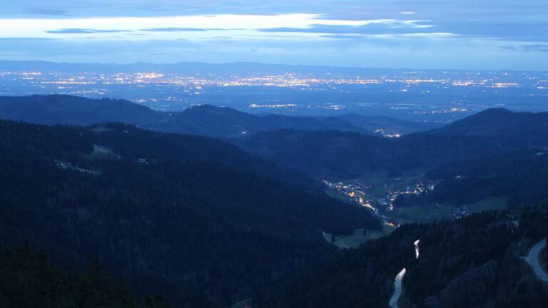 Dieses Bild zeigt eine Webcam-Aufnahme vom Achertal, aufgenommen am Freitag, den 13.03.2026 um 19:00 Uhr. Die Temperatur betrug 7.4°C.