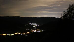 Dieses Bild zeigt eine Webcam-Aufnahme vom Achertal, aufgenommen am Montag, den 18.05.2026 um 01:00 Uhr. Die Temperatur betrug 10.9°C.