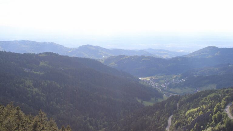 Dieses Bild zeigt eine Webcam-Aufnahme vom Achertal, aufgenommen am Montag, den 12.05.2025 um 18:20 Uhr. Die Temperatur betrug 15.5°C.