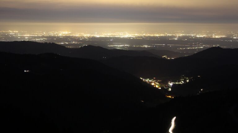 Dieses Bild zeigt eine Webcam-Aufnahme vom Achertal, aufgenommen am Freitag, den 10.04.2026 um 21:20 Uhr. Die Temperatur betrug 5.5°C.
