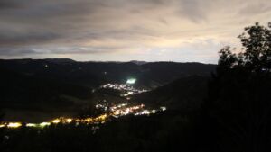 Dieses Bild zeigt eine Webcam-Aufnahme vom Achertal, aufgenommen am Freitag, den 28.08.2026 um 21:50 Uhr. Die Temperatur betrug 17.1°C.