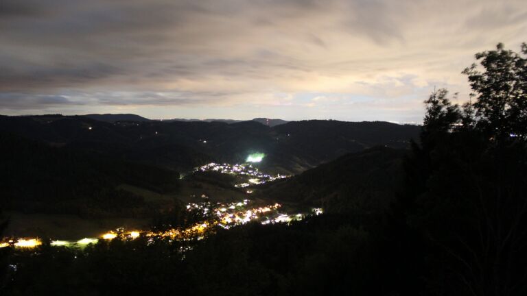 Dieses Bild zeigt eine Webcam-Aufnahme vom Achertal, aufgenommen am Freitag, den 28.08.2026 um 21:50 Uhr. Die Temperatur betrug 17.1°C.