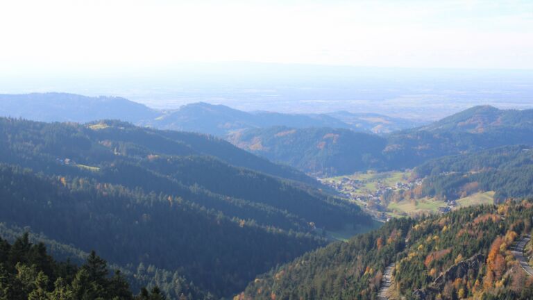 Dieses Bild zeigt eine Webcam-Aufnahme vom Achertal, aufgenommen am Donnerstag, den 30.10.2025 um 14:40 Uhr. Die Temperatur betrug 6.9°C.