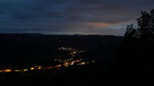 Dieses Bild zeigt eine Webcam-Aufnahme vom Achertal, aufgenommen am Sonntag, den 11.10.2026 um 19:30 Uhr. Die Temperatur betrug 7.4°C.
