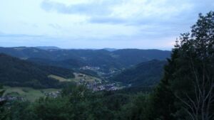 Dieses Bild zeigt eine Webcam-Aufnahme vom Achertal, aufgenommen am Dienstag, den 09.06.2026 um 21:50 Uhr. Die Temperatur betrug 11.8°C.