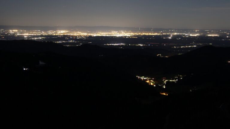 Dieses Bild zeigt eine Webcam-Aufnahme vom Achertal, aufgenommen am Sonntag, den 05.04.2026 um 01:30 Uhr. Die Temperatur betrug 9.2°C.