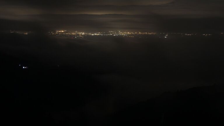 Dieses Bild zeigt eine Webcam-Aufnahme vom Achertal, aufgenommen am Sonntag, den 03.08.2025 um 04:10 Uhr. Die Temperatur betrug 9°C.