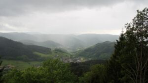 Dieses Bild zeigt eine Webcam-Aufnahme vom Achertal, aufgenommen am Freitag, den 15.05.2026 um 17:00 Uhr. Die Temperatur betrug 7°C.