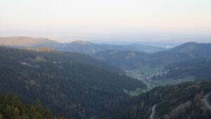 Dieses Bild zeigt eine Webcam-Aufnahme vom Achertal, aufgenommen am Freitag, den 17.04.2026 um 07:00 Uhr. Die Temperatur betrug 10.2°C.