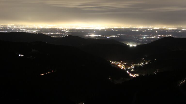 Dieses Bild zeigt eine Webcam-Aufnahme vom Achertal, aufgenommen am Mittwoch, den 19.11.2025 um 18:00 Uhr. Die Temperatur betrug -1.4°C.