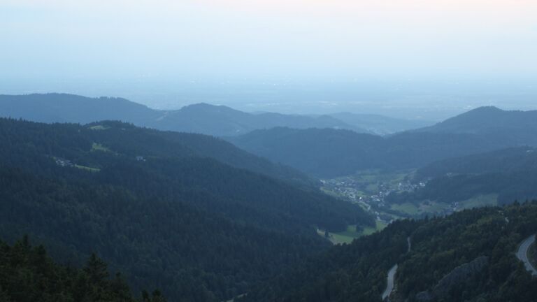 Dieses Bild zeigt eine Webcam-Aufnahme vom Achertal, aufgenommen am Dienstag, den 19.08.2025 um 20:50 Uhr. Die Temperatur betrug 19.7°C.