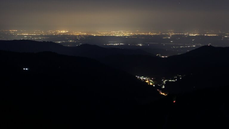 Dieses Bild zeigt eine Webcam-Aufnahme vom Achertal, aufgenommen am Montag, den 23.03.2026 um 05:10 Uhr. Die Temperatur betrug 5.1°C.