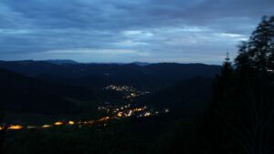 Dieses Bild zeigt eine Webcam-Aufnahme vom Achertal, aufgenommen am Samstag, den 16.05.2026 um 21:50 Uhr. Die Temperatur betrug 6.6°C.
