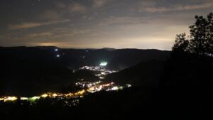 Dieses Bild zeigt eine Webcam-Aufnahme vom Achertal, aufgenommen am Freitag, den 16.10.2026 um 22:00 Uhr. Die Temperatur betrug 15.9°C.