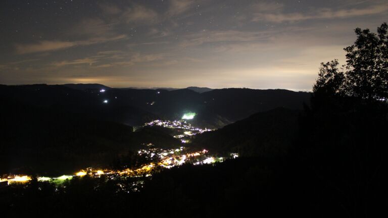 Dieses Bild zeigt eine Webcam-Aufnahme vom Achertal, aufgenommen am Freitag, den 16.10.2026 um 22:00 Uhr. Die Temperatur betrug 15.9°C.