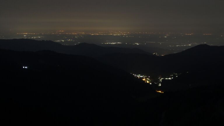 Dieses Bild zeigt eine Webcam-Aufnahme vom Achertal, aufgenommen am Montag, den 09.03.2026 um 04:00 Uhr. Die Temperatur betrug 8.3°C.