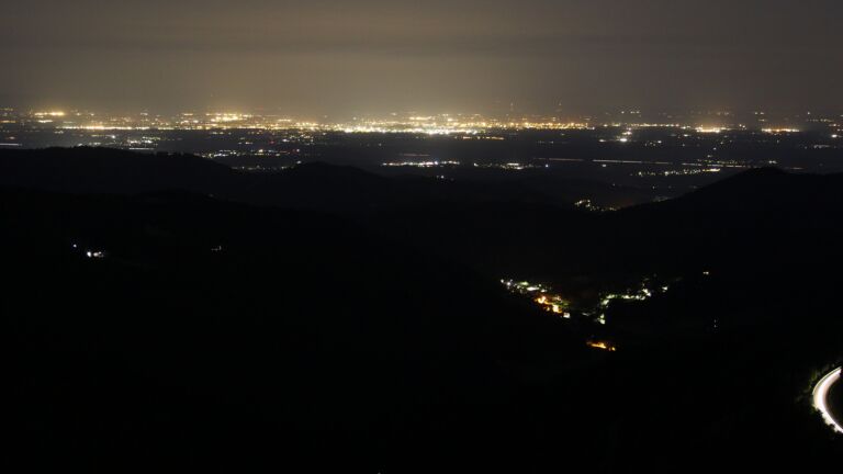 Dieses Bild zeigt eine Webcam-Aufnahme vom Achertal, aufgenommen am Samstag, den 21.06.2025 um 03:30 Uhr. Die Temperatur betrug 16°C.
