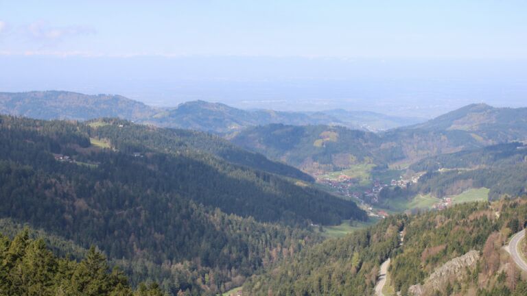 Dieses Bild zeigt eine Webcam-Aufnahme vom Achertal, aufgenommen am Mittwoch, den 15.04.2026 um 11:00 Uhr. Die Temperatur betrug 8.4°C.