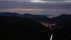 Dieses Bild zeigt eine Webcam-Aufnahme vom Achertal, aufgenommen am Mittwoch, den 03.12.2025 um 17:30 Uhr. Die Temperatur betrug 4.8°C.