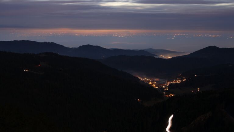 Dieses Bild zeigt eine Webcam-Aufnahme vom Achertal, aufgenommen am Mittwoch, den 03.12.2025 um 17:30 Uhr. Die Temperatur betrug 4.8°C.