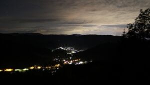 Dieses Bild zeigt eine Webcam-Aufnahme vom Achertal, aufgenommen am Dienstag, den 19.05.2026 um 00:30 Uhr. Die Temperatur betrug 8.6°C.