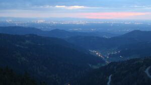 Dieses Bild zeigt eine Webcam-Aufnahme vom Achertal, aufgenommen am Samstag, den 18.04.2026 um 21:00 Uhr. Die Temperatur betrug 12.2°C.