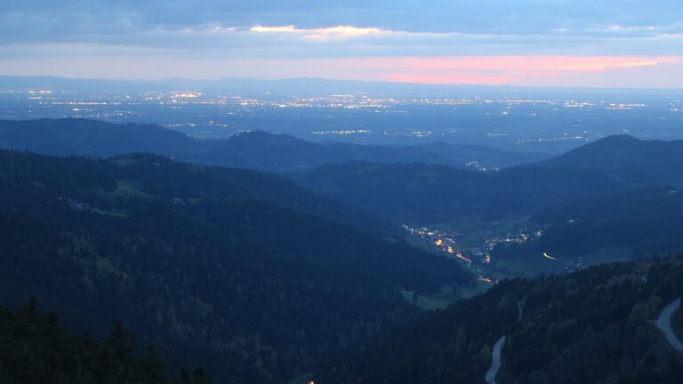 Dieses Bild zeigt eine Webcam-Aufnahme vom Achertal, aufgenommen am Samstag, den 18.04.2026 um 21:00 Uhr. Die Temperatur betrug 12.2°C.