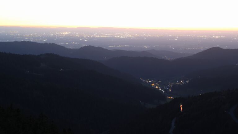 Dieses Bild zeigt eine Webcam-Aufnahme vom Achertal, aufgenommen am Dienstag, den 07.04.2026 um 20:50 Uhr. Die Temperatur betrug 10.6°C.