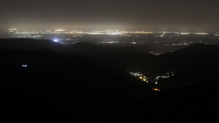 Dieses Bild zeigt eine Webcam-Aufnahme vom Achertal, aufgenommen am Freitag, den 14.11.2025 um 04:00 Uhr. Die Temperatur betrug 16.9°C.