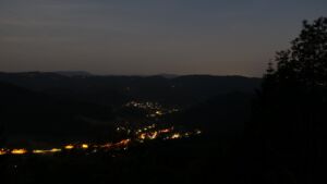 Dieses Bild zeigt eine Webcam-Aufnahme vom Achertal, aufgenommen am Dienstag, den 26.05.2026 um 22:30 Uhr. Die Temperatur betrug 23.8°C.