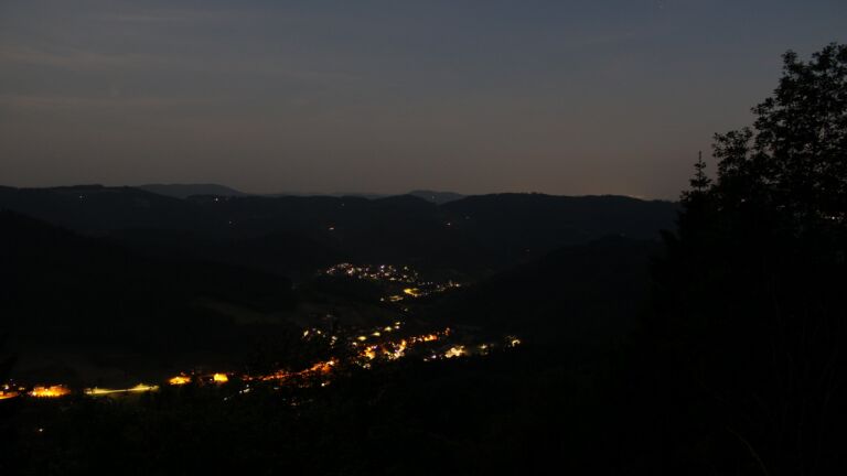 Dieses Bild zeigt eine Webcam-Aufnahme vom Achertal, aufgenommen am Dienstag, den 26.05.2026 um 22:30 Uhr. Die Temperatur betrug 23.8°C.