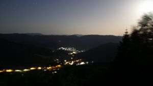 Dieses Bild zeigt eine Webcam-Aufnahme vom Achertal, aufgenommen am Dienstag, den 26.05.2026 um 02:00 Uhr. Die Temperatur betrug 21.4°C.