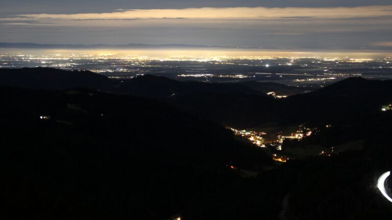 Dieses Bild zeigt eine Webcam-Aufnahme vom Achertal, aufgenommen am Samstag, den 29.11.2025 um 21:30 Uhr. Die Temperatur betrug 6.7°C.