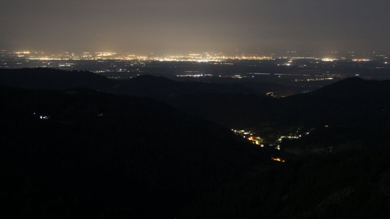 Dieses Bild zeigt eine Webcam-Aufnahme vom Achertal, aufgenommen am Dienstag, den 17.06.2025 um 03:10 Uhr. Die Temperatur betrug 11.9°C.